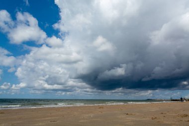 Zoutelande, Zeeland, Hollanda yakınlarındaki beyaz kumlu deniz sahillerinde alçak gelgit ve fırtına sırasında yürüyorum