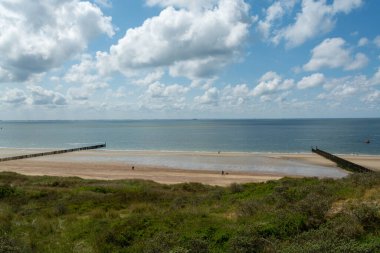 Beyaz kumlu sahilde panoramik manzara, Kuzey Denizi 'nin tepeleri ve suyu Vlissingen en Domburg, Zeeland, Hollanda