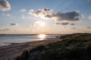Beyaz kumlu sahildeki panoramik manzara, Kuzey Denizi 'nin Vlissingen en Domburg, Zeeland, Hollanda arasındaki kum tepeleri ve suyu