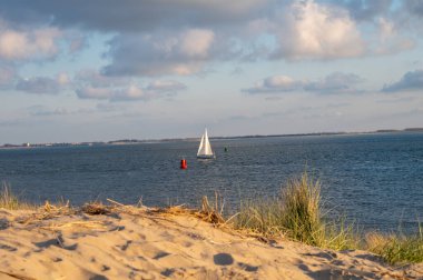 Beyaz kumlu sahildeki panoramik manzara, Kuzey Denizi 'nin Vlissingen en Domburg, Zeeland, Hollanda arasındaki kum tepeleri ve suyu