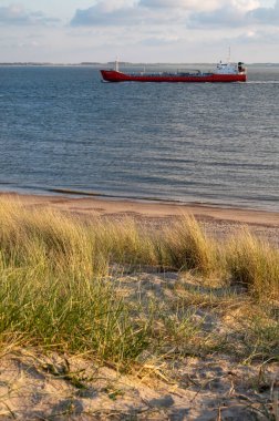 Beyaz kumlu sahildeki panoramik manzara, Kuzey Denizi 'nin Vlissingen en Domburg, Zeeland, Hollanda arasındaki kum tepeleri ve suyu