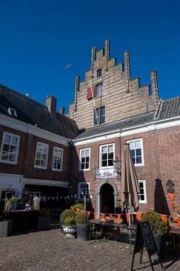 Hollanda, Walcheren, Zeeland 'de küçük tarihi bir kasaba olan Veere' deki eski ortaçağ evlerinin şehir manzarası
