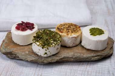 Peynir koleksiyonu, taze beyaz keçi peyniri aromalı Fransız peyniri, böğürtlen ve yeşil pesto.