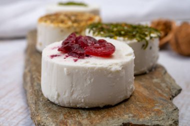 Peynir koleksiyonu, taze beyaz keçi peyniri aromalı Fransız peyniri, böğürtlen ve yeşil pesto.