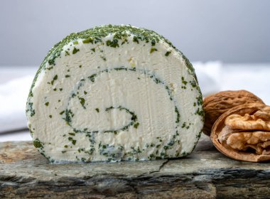 Peynir koleksiyonu, taze beyaz keçi peyniri Fransız peyniri, aromatik otlar ve pirzolalar.