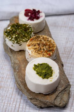 Peynir koleksiyonu, taze beyaz keçi peyniri aromalı Fransız peyniri, böğürtlen ve yeşil pesto.