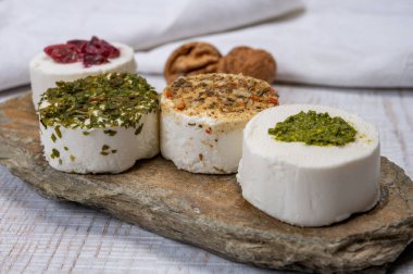 Peynir koleksiyonu, taze beyaz keçi peyniri aromalı Fransız peyniri, böğürtlen ve yeşil pesto.