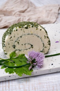 Peynir koleksiyonu, taze beyaz keçi peyniri Fransız peyniri, aromatik otlar ve pirzolalar.