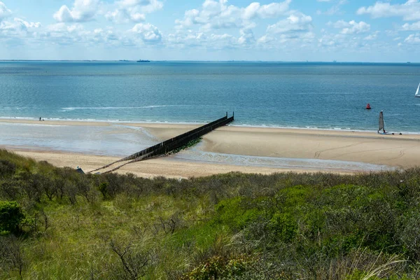 Beyaz kumlu sahilde panoramik manzara, Kuzey Denizi 'nin tepeleri ve suyu Vlissingen en Domburg, Zeeland, Hollanda