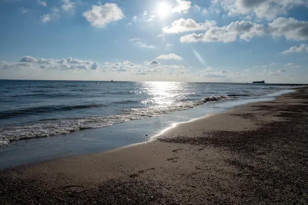 Beyaz kumlu sahildeki panoramik manzara, Kuzey Denizi 'nin Vlissingen en Domburg, Zeeland, Hollanda arasındaki kum tepeleri ve suyu