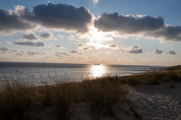 Beyaz kumlu sahildeki panoramik manzara, Kuzey Denizi 'nin Vlissingen en Domburg, Zeeland, Hollanda arasındaki kum tepeleri ve suyu