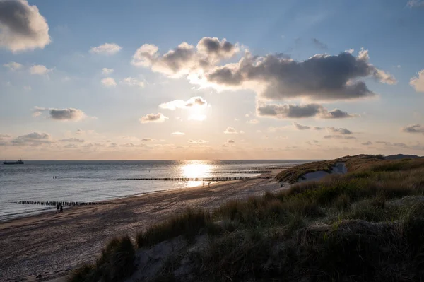 Beyaz kumlu sahildeki panoramik manzara, Kuzey Denizi 'nin Vlissingen en Domburg, Zeeland, Hollanda arasındaki kum tepeleri ve suyu