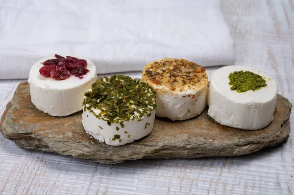 Peynir koleksiyonu, taze beyaz keçi peyniri aromalı Fransız peyniri, böğürtlen ve yeşil pesto.