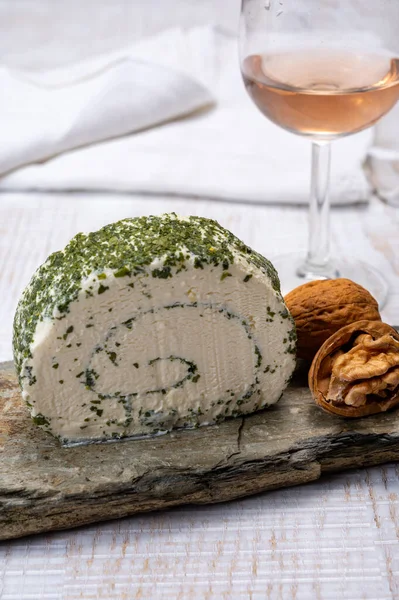 Peynir koleksiyonu, taze beyaz keçi peyniri Fransız peyniri, aromatik otlar ve pirzolalar.