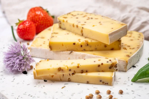 Peynir koleksiyonu, olgun sarı inek peyniri ve Belçika 'dan hardal tohumları.