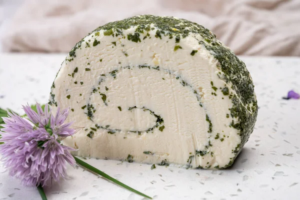 Peynir koleksiyonu, taze beyaz keçi peyniri Fransız peyniri, aromatik otlar ve pirzolalar.