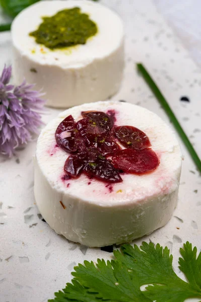 Peynir koleksiyonu, taze beyaz keçi peyniri aromalı Fransız peyniri, böğürtlen ve yeşil pesto.