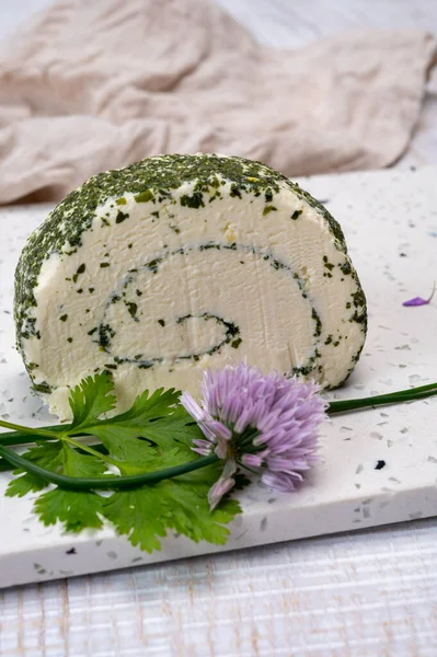 Peynir koleksiyonu, taze beyaz keçi peyniri Fransız peyniri, aromatik otlar ve pirzolalar.