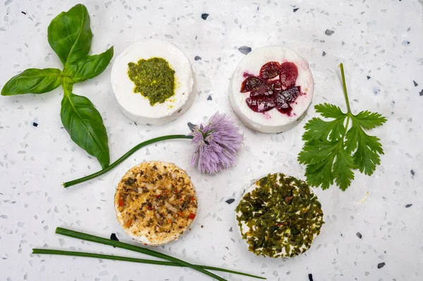 Peynir koleksiyonu, taze beyaz keçi peyniri aromalı Fransız peyniri, böğürtlen ve yeşil pesto.