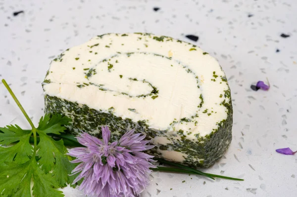 Peynir koleksiyonu, taze beyaz keçi peyniri Fransız peyniri, aromatik otlar ve pirzolalar.