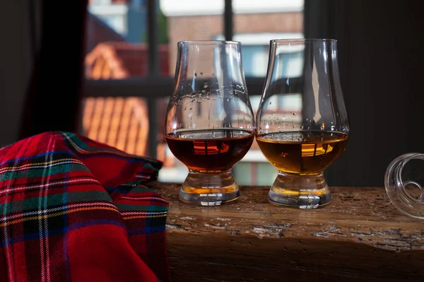 Dram Szkockiej Single Malt Whisky Serwowane Degustacji Szkła Widokiem Stare — Zdjęcie stockowe