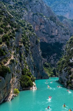 Ulusal park Grand Canyon du Verdon ve dağların turkuaz suları Sainte Croix ve Verdon nehri, Fransa 'da yaz tatilleri