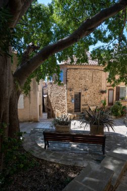 Antik Fransız köyü Grimaud 'da güneşli bir günde yürümek, Fransa' nın Var, Provence, Fransa 'nın tepesinde harabeleri olan kaleli turistik bir yer.