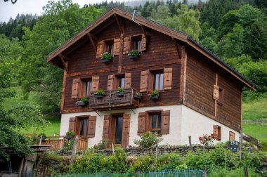 Yaz aylarında Saint-Gervais-les-Bains, Savoy, Fransa yakınlarındaki dağ köyleri, yeşil ormanlar ve uygun çayırlara panoramik manzara