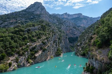 Ulusal park Grand Canyon du Verdon ve dağların turkuaz suları Sainte Croix ve Verdon nehri, Fransa 'da yaz tatilleri