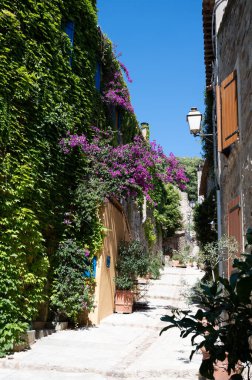 Antik Fransız köyü Grimaud 'da güneşli bir günde yürümek, Fransa' nın Var, Provence, Fransa 'nın tepesinde harabeleri olan kaleli turistik bir yer.