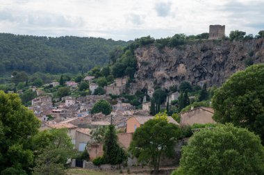 Küçük bir köy, Provence Cotignac 'ı duydu. Mağara evleri olan ünlü uçurumlar, Var, Fransa