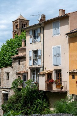 Fransa 'nın Provence kentindeki Moustiers-Sainte-Marie kasabasındaki dağlık uçurum, eski evler, yeşil vadi. Turistik bir yer.