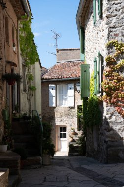 Antik Fransız köyü Grimaud 'da güneşli bir günde yürümek, Fransa' nın Var, Provence, Fransa 'nın tepesinde harabeleri olan kaleli turistik bir yer.
