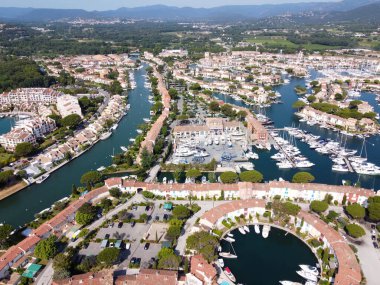 Port Grimaud ve Port Cogolin, Var, Provence, Fransa 'nın küçük evleri ve yelkenlilerinin hava manzarası, Fransız Riviera' sında yaz tatili