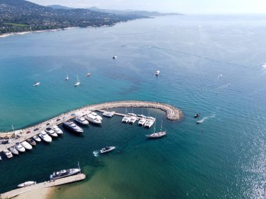 Saint-Tropez Körfezi 'nin mavi suları ve yaz aylarında Port Grimaud yakınlarındaki Cogolin limanı, Fransız Riviera, Provence, Fransa