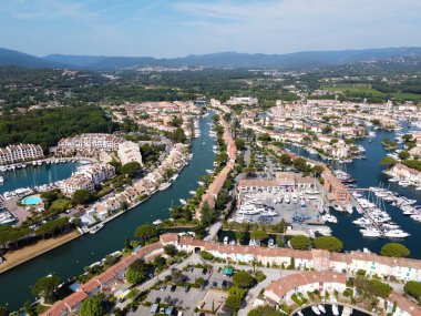 Port Grimaud ve Port Cogolin, Var, Provence, Fransa 'nın küçük evleri ve yelkenlilerinin hava manzarası, Fransız Riviera' sında yaz tatili