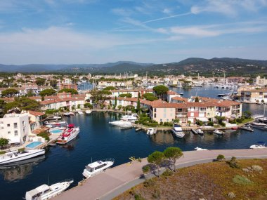 Port Grimaud ve Port Cogolin, Var, Provence, Fransa 'nın küçük evleri ve yelkenlilerinin hava manzarası, Fransız Riviera' sında yaz tatili