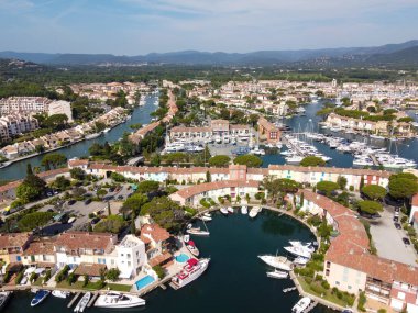 Port Grimaud ve Port Cogolin, Var, Provence, Fransa 'nın küçük evleri ve yelkenlilerinin hava manzarası, Fransız Riviera' sında yaz tatili
