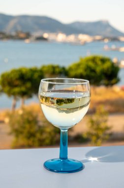 Fransız Rivierası 'nda yaz mevsimi, Cotes de Provence' den soğuk beyaz şarap içmek açık teraslarda Toulon, Var, Fransa limanı manzaralı.