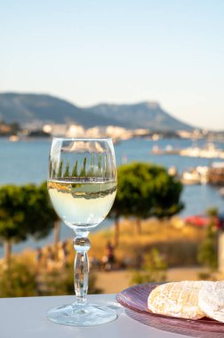 Fransız Rivierası 'nda yaz mevsimi, Cotes de Provence' den soğuk beyaz şarap içmek açık teraslarda Toulon, Var, Fransa limanı manzaralı.