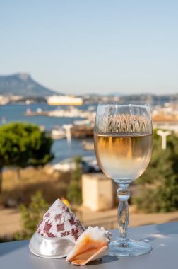 Fransız Rivierası 'nda yaz mevsimi, Cotes de Provence' den Toulon, Var, Fransa ve deniz kabukları manzaralı soğuk beyaz veya gül gris şarabı içmek.