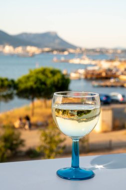Fransız Rivierası 'nda yaz mevsimi, Cotes de Provence' den soğuk beyaz şarap içmek açık teraslarda Toulon, Var, Fransa limanı manzaralı.