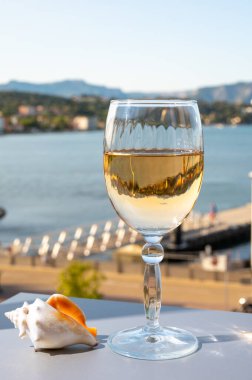 Fransız Rivierası 'nda yaz mevsimi, Cotes de Provence' den Toulon, Var, Fransa ve deniz kabukları manzaralı soğuk beyaz veya gül gris şarabı içmek.