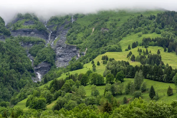 Panoramiczny Widok Górskie Wodospady Zielone Lasy Łąki Pobliżu Saint Gervais — Zdjęcie stockowe