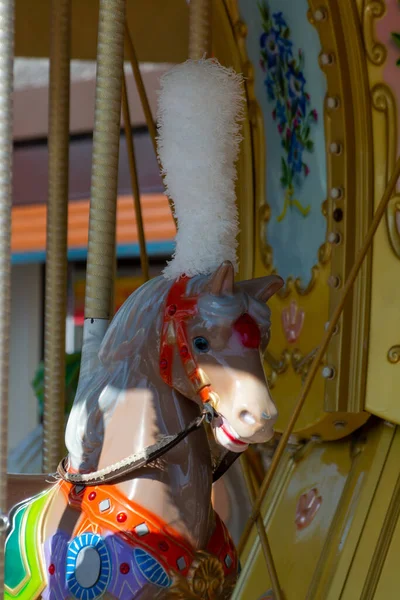 Πολύχρωμο Άλογο Στο Παραδοσιακό Παλιό Γαλλικό Καρουσέλ Στο Πάρκο Της — Φωτογραφία Αρχείου