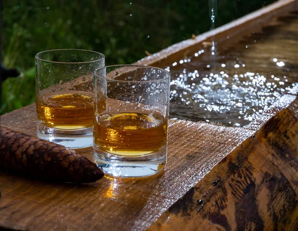 Szklanki Mocnej Szkockiej Single Malt Whisky Krople Wody Deszczowej Lato — Zdjęcie stockowe