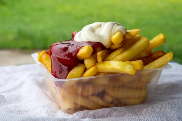 Batata Frita Francesa Com Ketchup Tomate Maionese Ovo Servido Livre — Fotografia de Stock