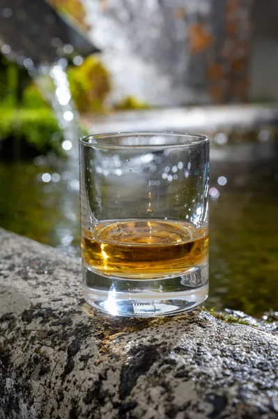 Glas Starken Scotch Single Malt Whisky Serviert Auf Altem Steinreservoir — Stockfoto