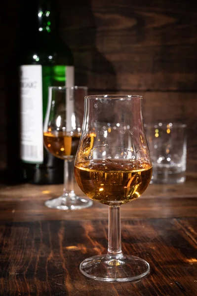 Vasos Whisky Escocés Fuerte Malta Servido Mesa Madera Oscura Viejo — Foto de Stock