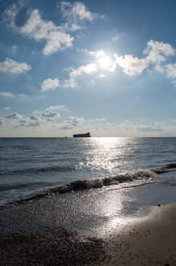 Beyaz kumlu sahildeki panoramik manzara, Kuzey Denizi 'nin Vlissingen en Domburg, Zeeland, Hollanda arasındaki kum tepeleri ve suyu